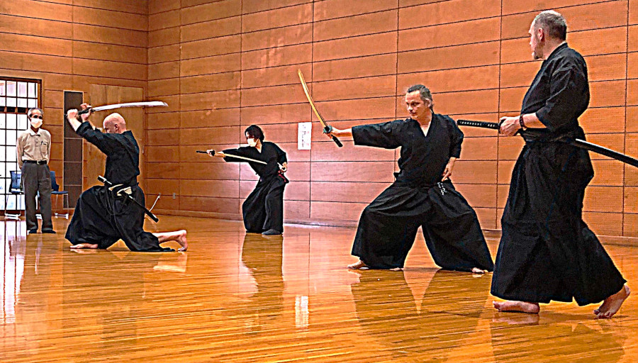 Cvičenie Šisuikai iaidžutsu v Tagadžó dódžó v Sendai v Japonsku.